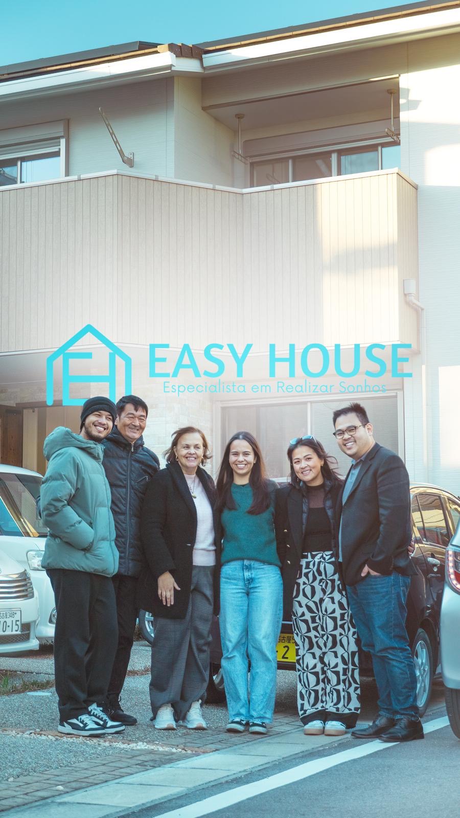 Equipe da Easy House reunida em frente a um imóvel no Japão