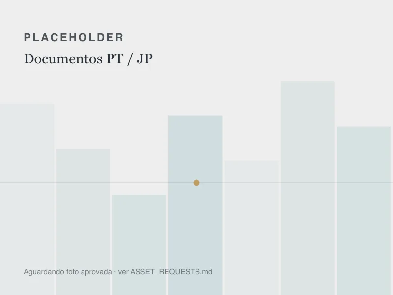 Documentos em português e japonês sobre uma mesa