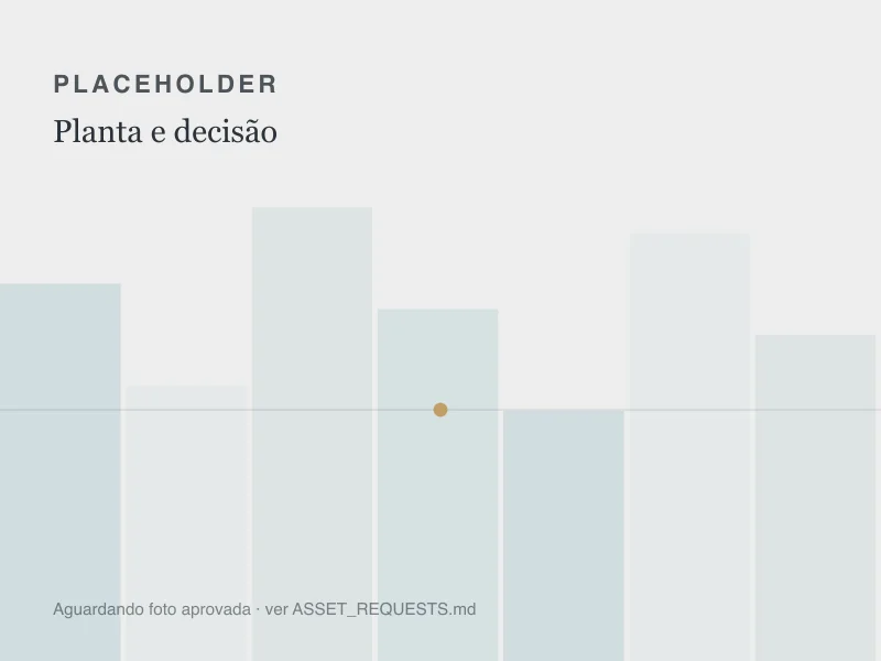 Planta de imóvel sobre a mesa